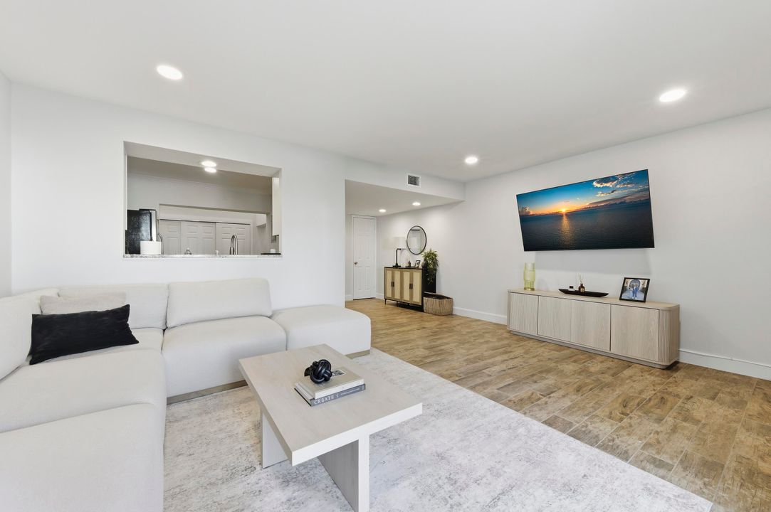 合同活跃: $350,000 (2 贝兹, 2 浴室, 1412 平方英尺)