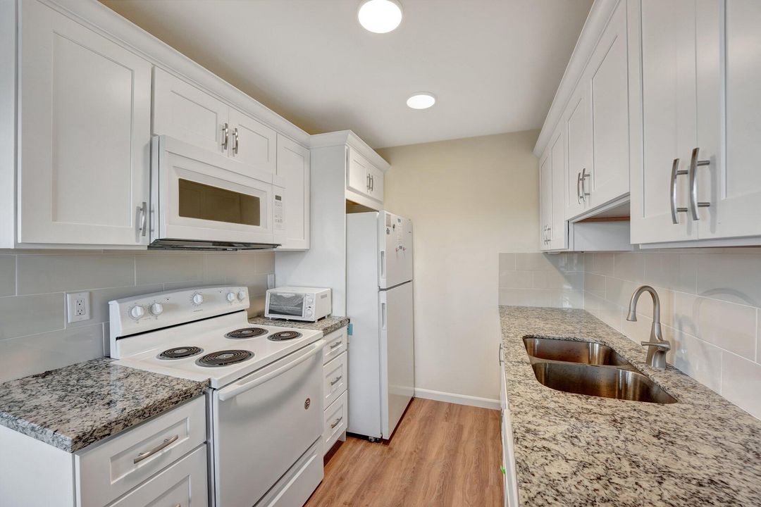 For Sale: $150,000 (2 beds, 1 baths, 860 Square Feet)