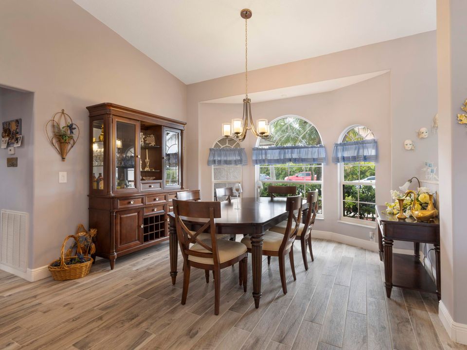 待售: $530,000 (3 贝兹, 2 浴室, 2016 平方英尺)