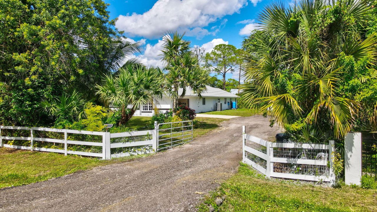 For Sale: $949,900 (4 beds, 2 baths, 2801 Square Feet)