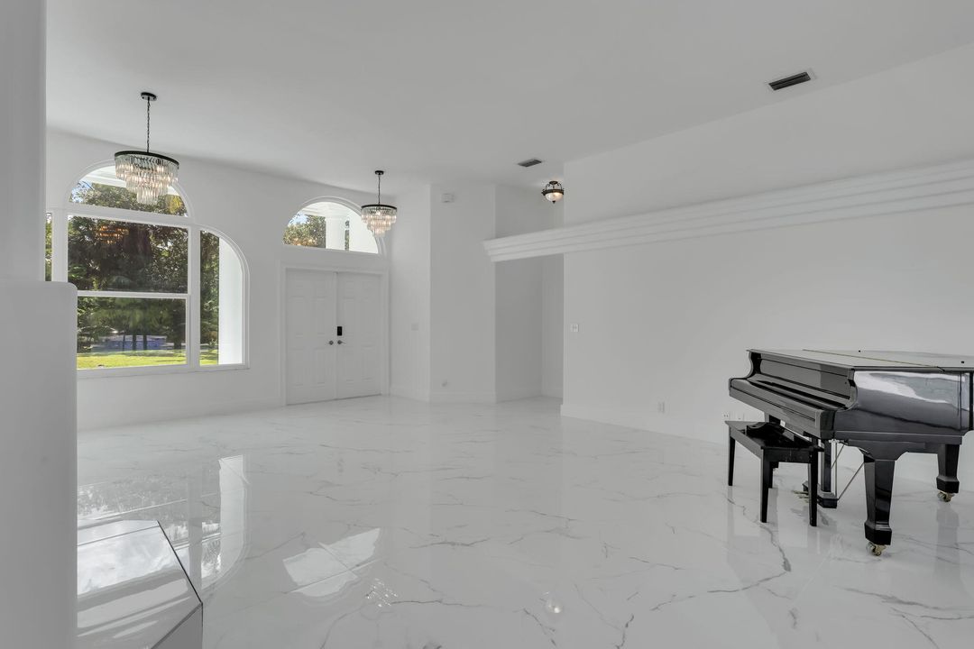 For Sale: $949,900 (4 beds, 2 baths, 2801 Square Feet)