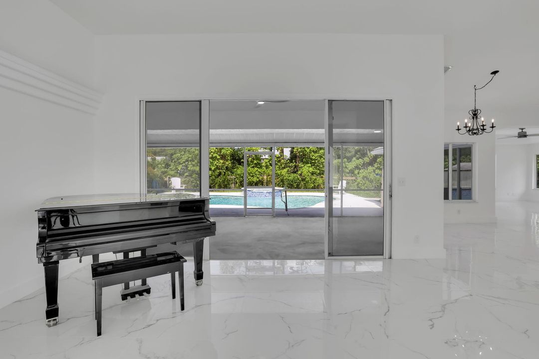 For Sale: $949,900 (4 beds, 2 baths, 2801 Square Feet)