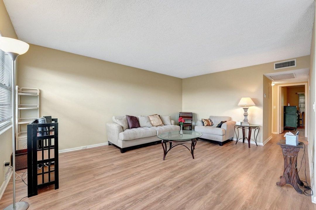 For Sale: $150,000 (2 beds, 1 baths, 860 Square Feet)