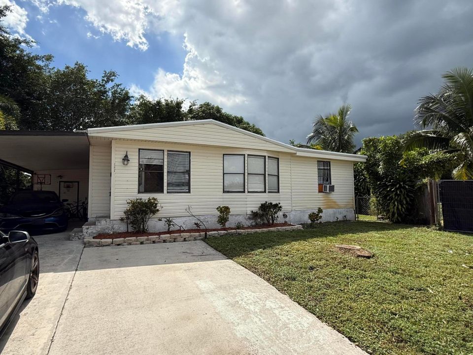 Active With Contract: $200,000 (2 beds, 2 baths, 1296 Square Feet)