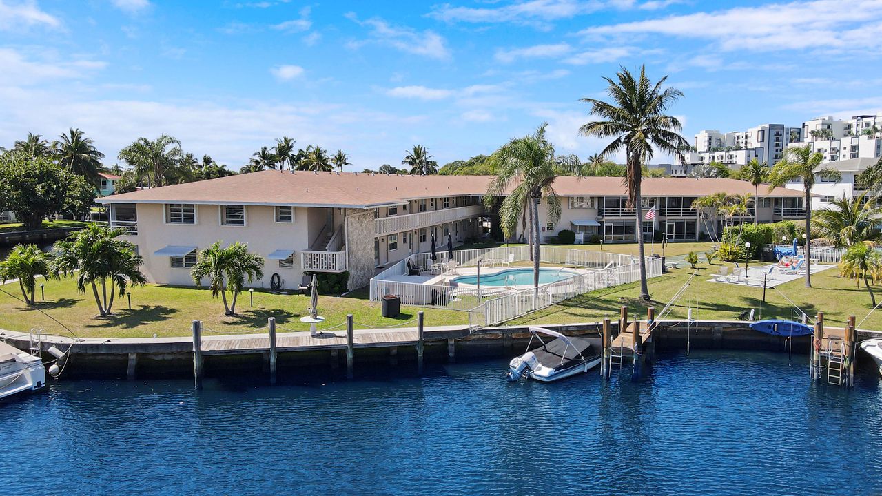 For Sale: $235,000 (2 beds, 2 baths, 888 Square Feet)