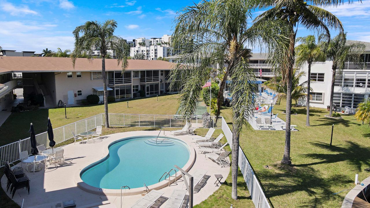 For Sale: $235,000 (2 beds, 2 baths, 888 Square Feet)