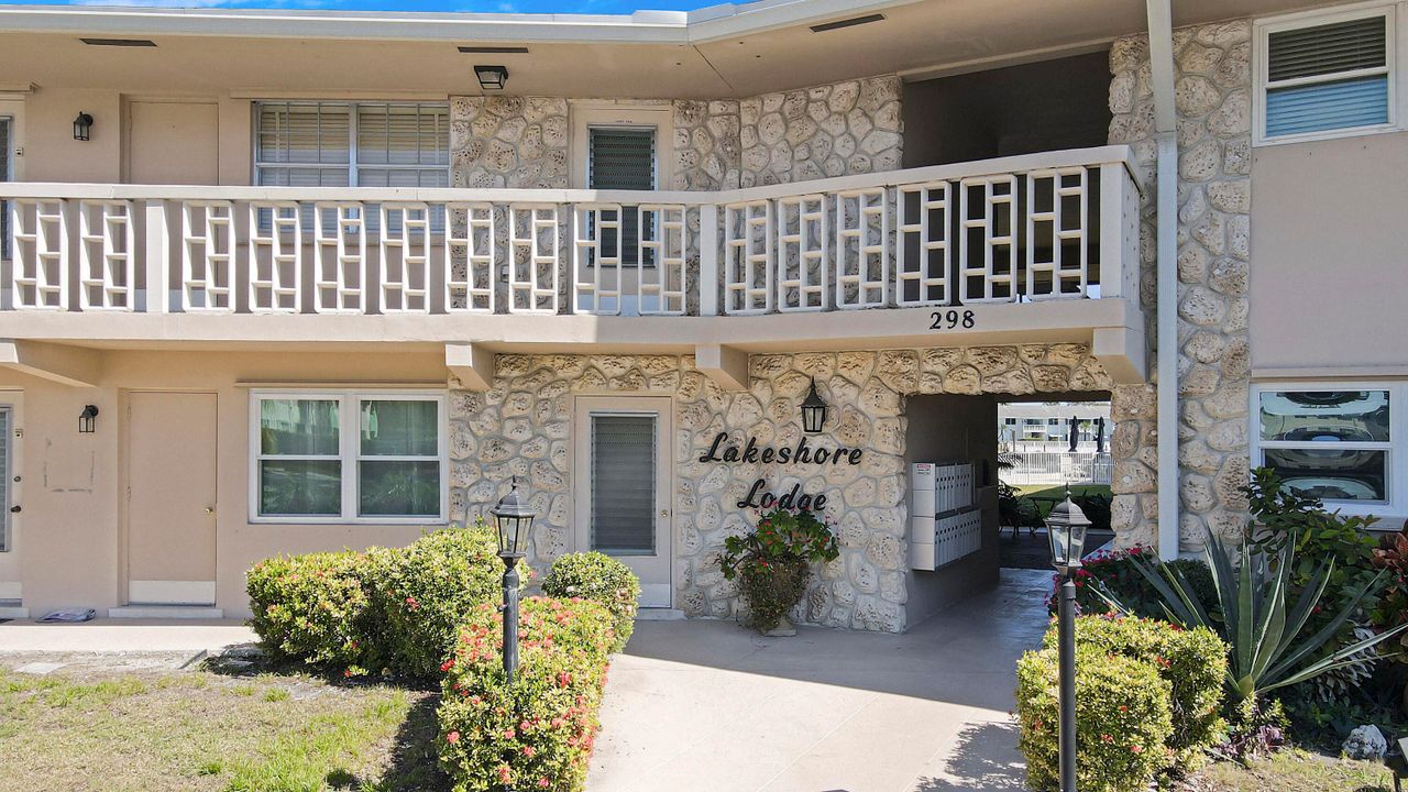 For Sale: $235,000 (2 beds, 2 baths, 888 Square Feet)