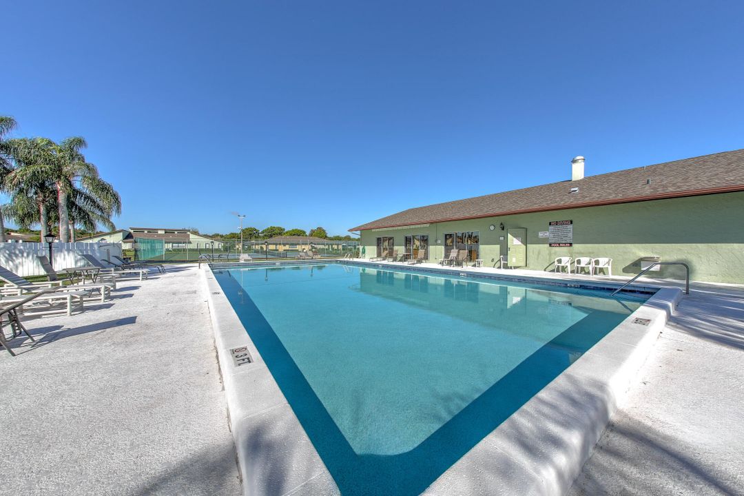 For Sale: $199,999 (2 beds, 2 baths, 1182 Square Feet)