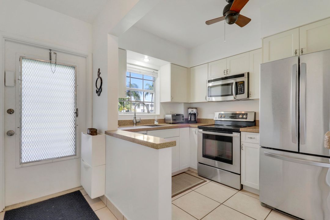 For Sale: $235,000 (2 beds, 2 baths, 888 Square Feet)