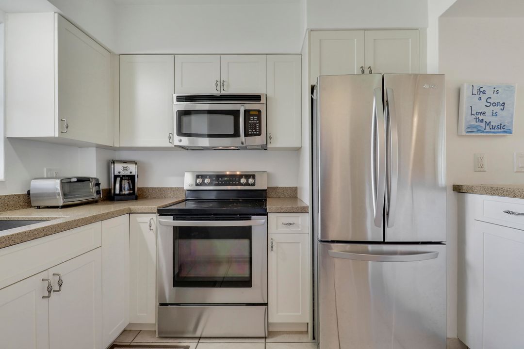 For Sale: $235,000 (2 beds, 2 baths, 888 Square Feet)