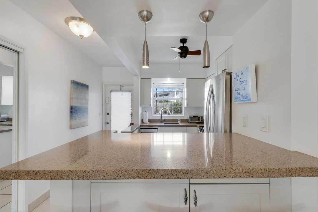 For Sale: $235,000 (2 beds, 2 baths, 888 Square Feet)