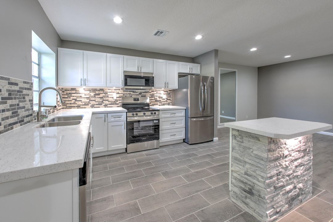 For Sale: $199,999 (2 beds, 2 baths, 1182 Square Feet)