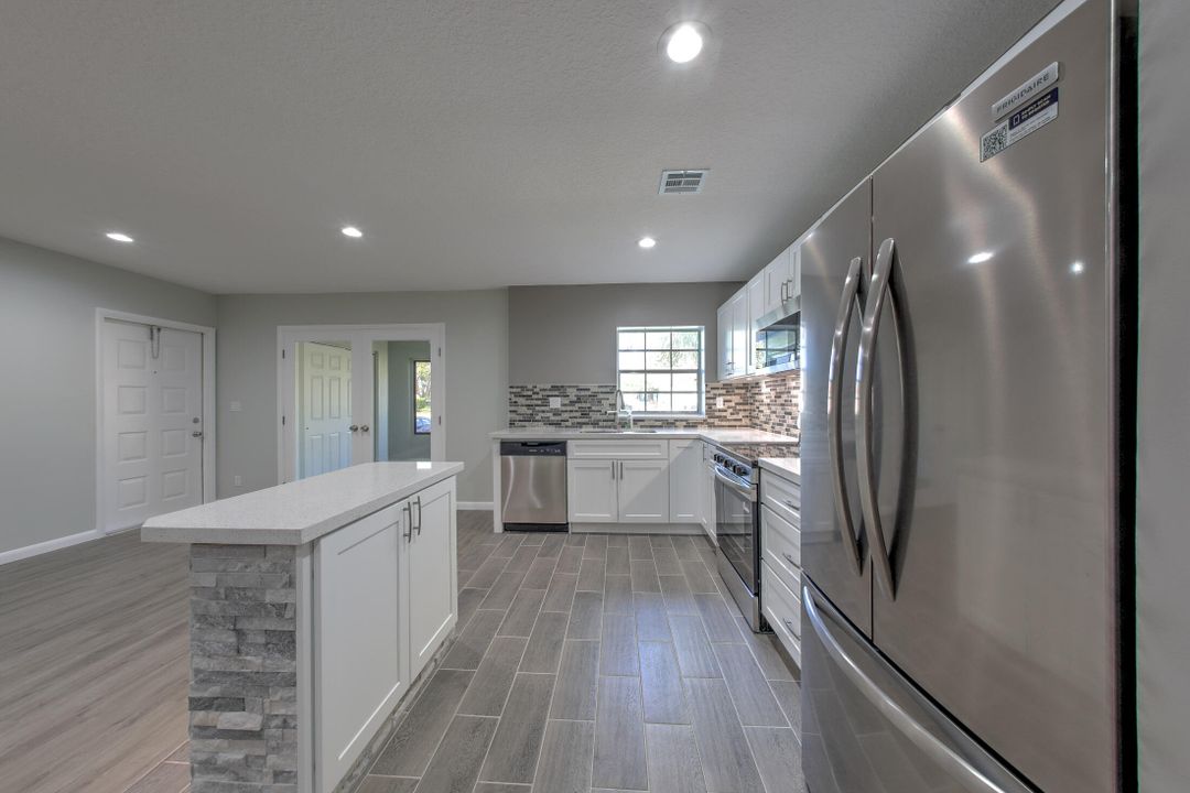 For Sale: $199,999 (2 beds, 2 baths, 1182 Square Feet)