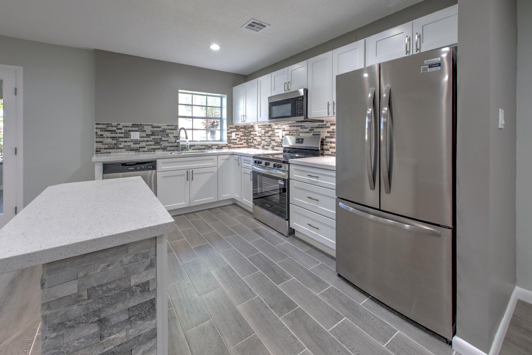 For Sale: $199,999 (2 beds, 2 baths, 1182 Square Feet)