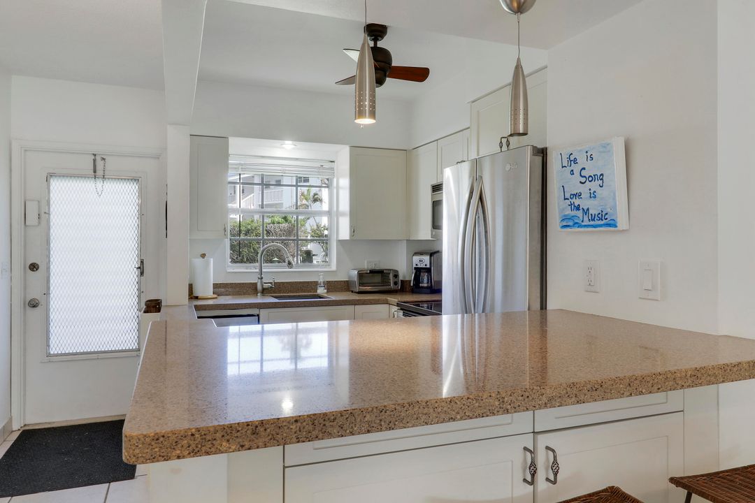 For Sale: $235,000 (2 beds, 2 baths, 888 Square Feet)