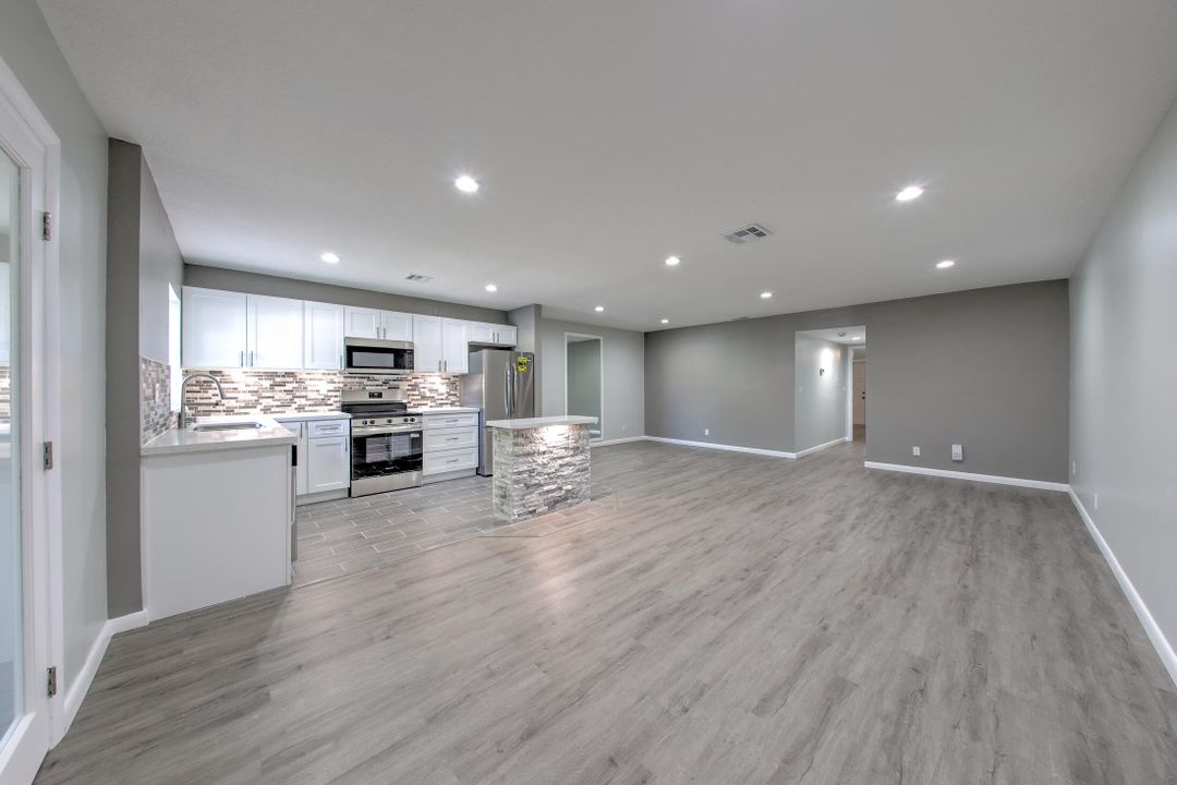 For Sale: $199,999 (2 beds, 2 baths, 1182 Square Feet)