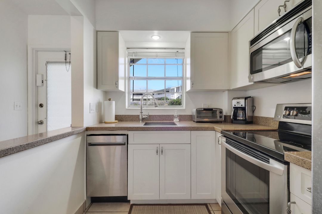 For Sale: $235,000 (2 beds, 2 baths, 888 Square Feet)