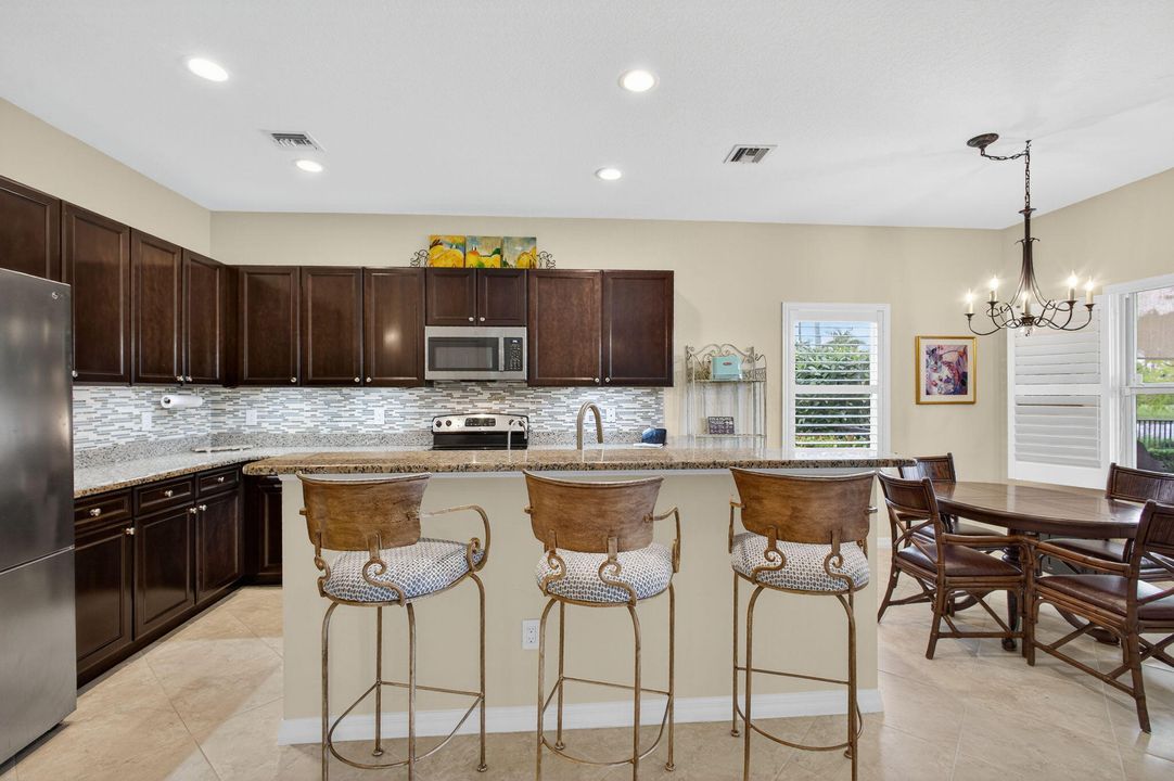 待售: $999,995 (4 贝兹, 2 浴室, 2334 平方英尺)