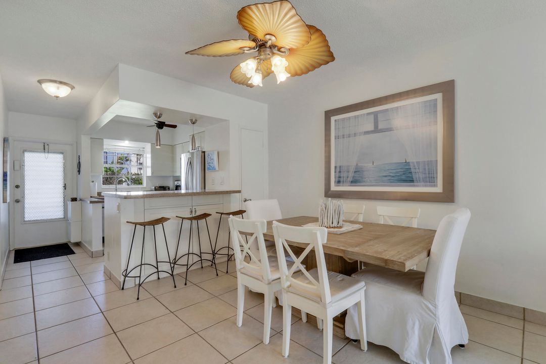 For Sale: $235,000 (2 beds, 2 baths, 888 Square Feet)