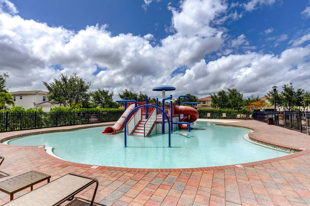 待售: $999,995 (4 贝兹, 2 浴室, 2334 平方英尺)