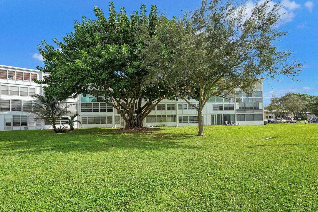 For Sale: $150,000 (2 beds, 1 baths, 860 Square Feet)