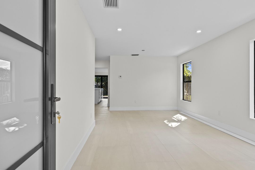 合同活跃: $599,000 (4 贝兹, 2 浴室, 1344 平方英尺)