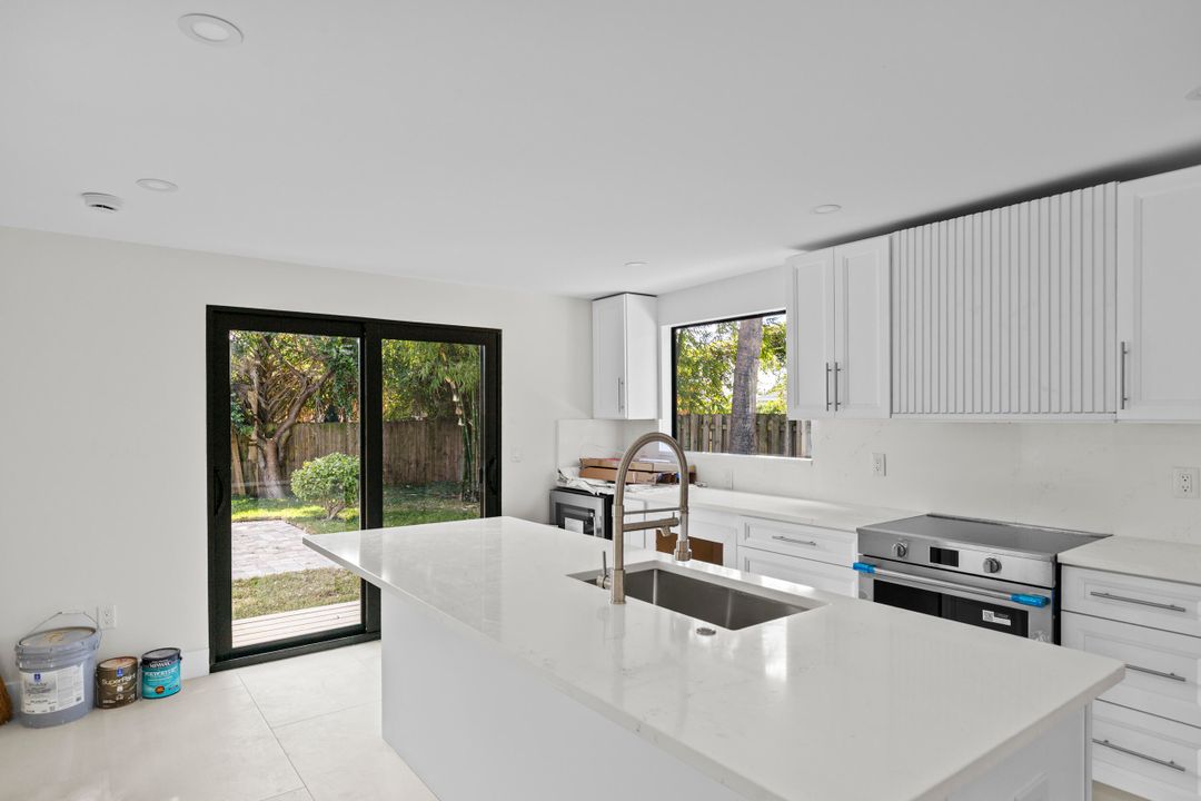 合同活跃: $599,000 (4 贝兹, 2 浴室, 1344 平方英尺)