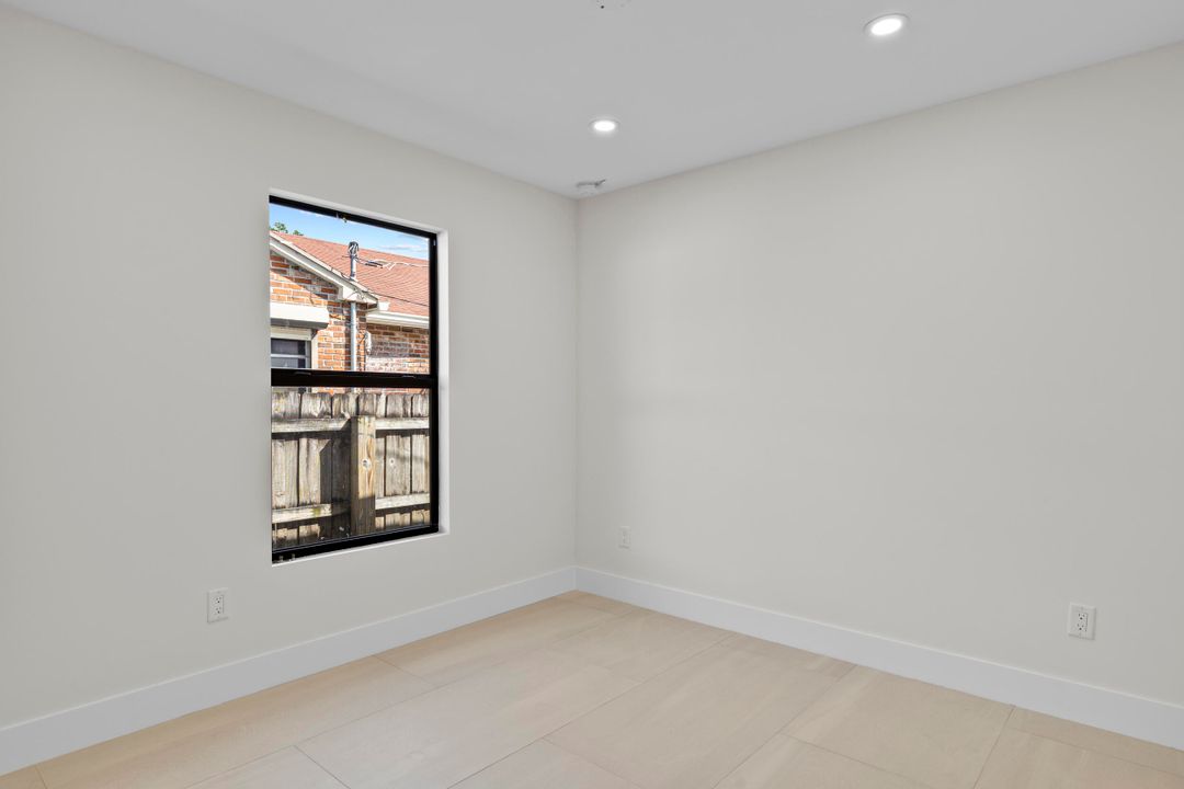 合同活跃: $599,000 (4 贝兹, 2 浴室, 1344 平方英尺)