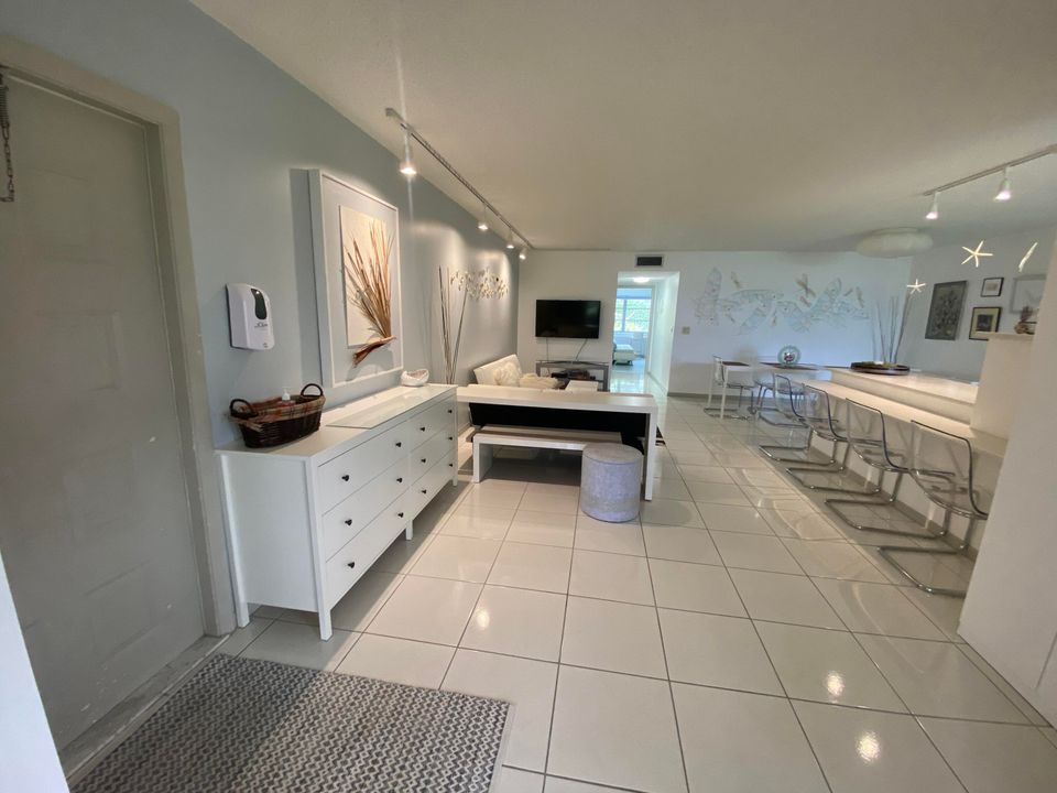 For Rent: $2,300 (1 beds, 1 baths, 1068 Square Feet)