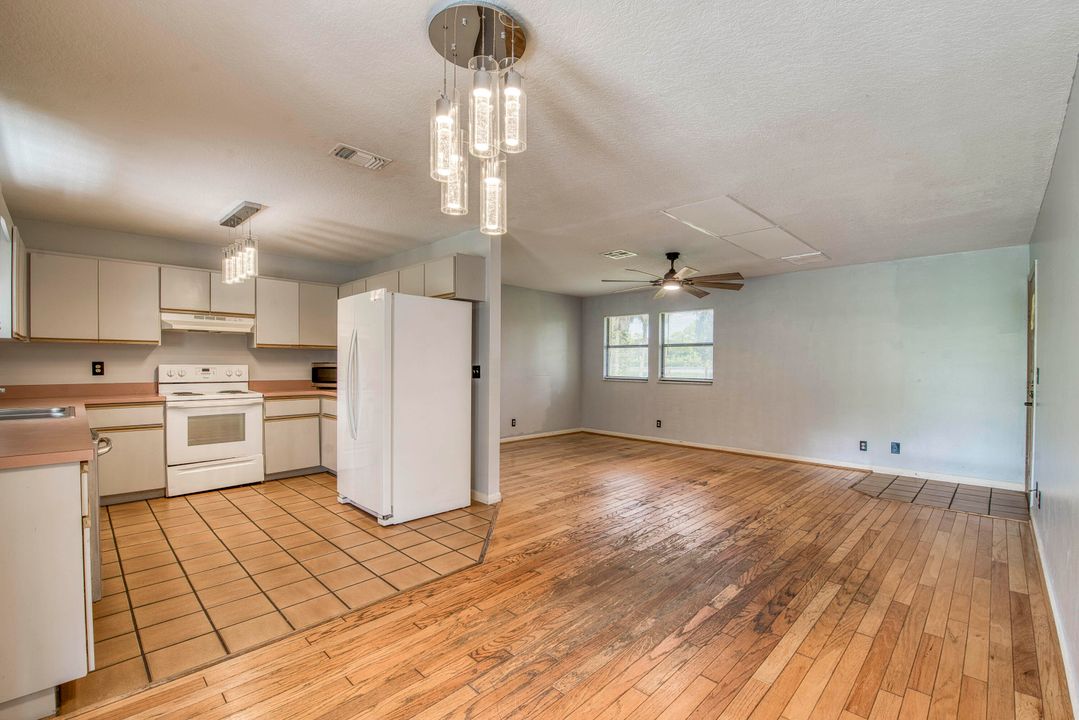 合同活跃: $459,000 (3 贝兹, 2 浴室, 1380 平方英尺)