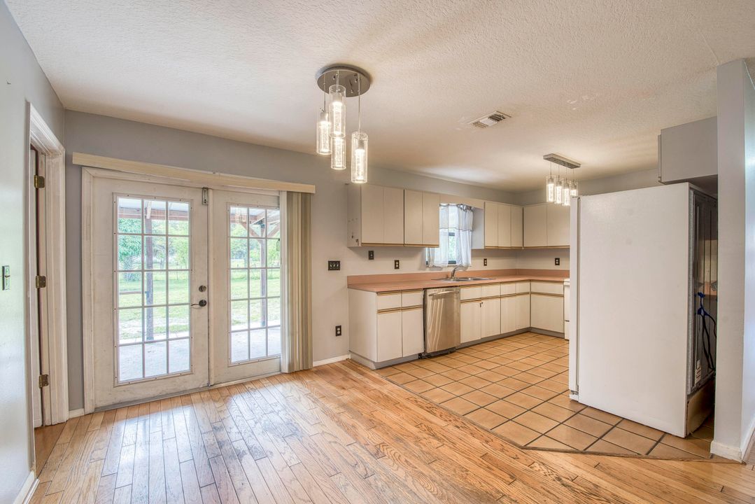 合同活跃: $459,000 (3 贝兹, 2 浴室, 1380 平方英尺)