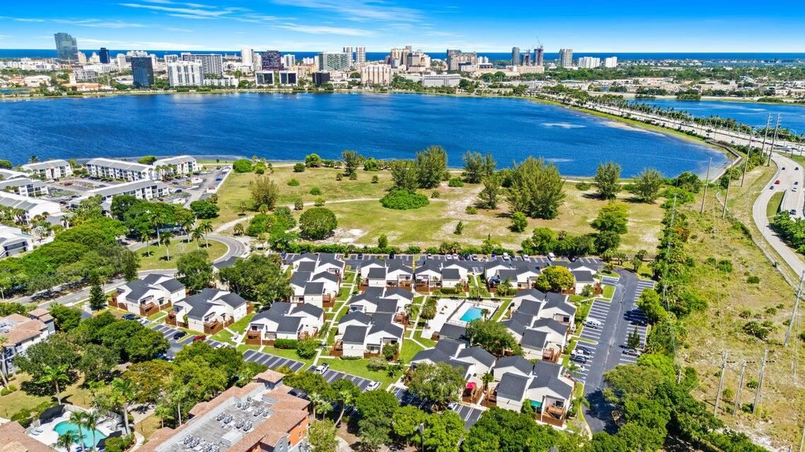 For Sale: $165,000 (1 beds, 1 baths, 627 Square Feet)