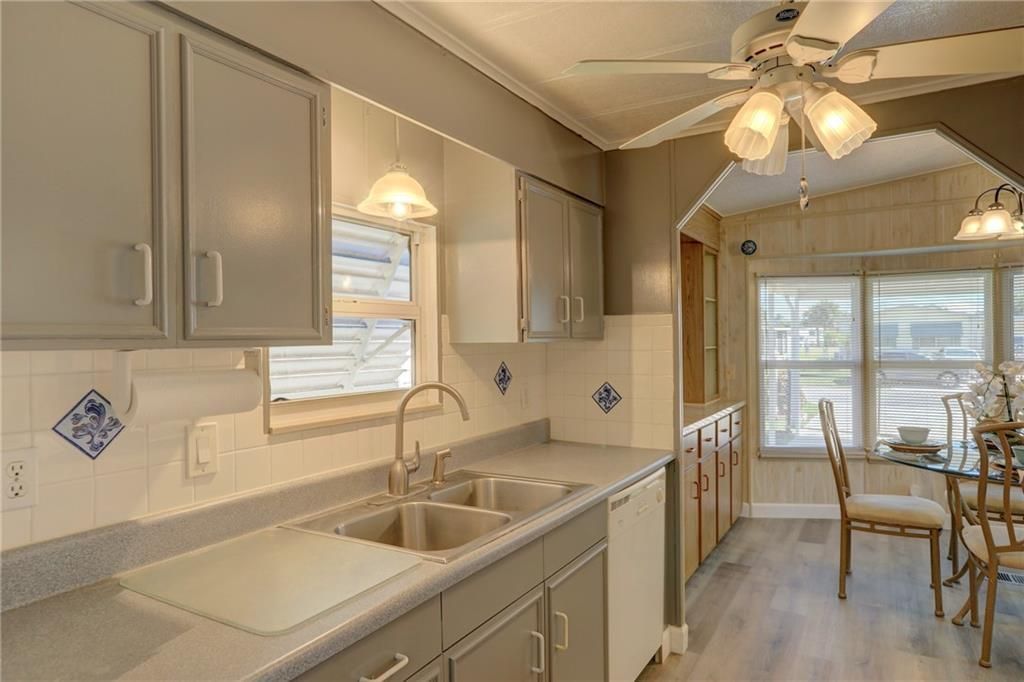 待售: $189,500 (2 贝兹, 2 浴室, 994 平方英尺)