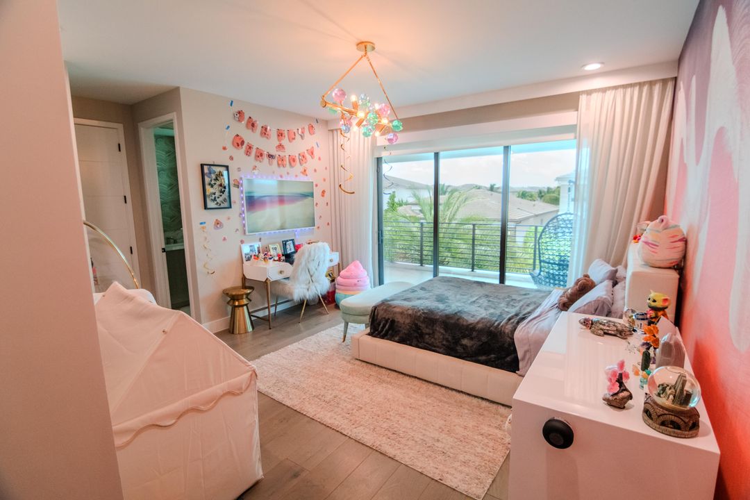 В аренду: $17,900 (5 спален, 6 ванн, 5315 Квадратных фут)