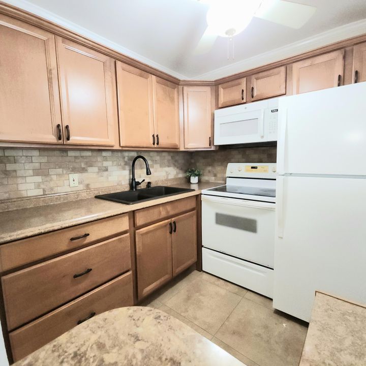 For Sale: $85,000 (1 beds, 1 baths, 684 Square Feet)