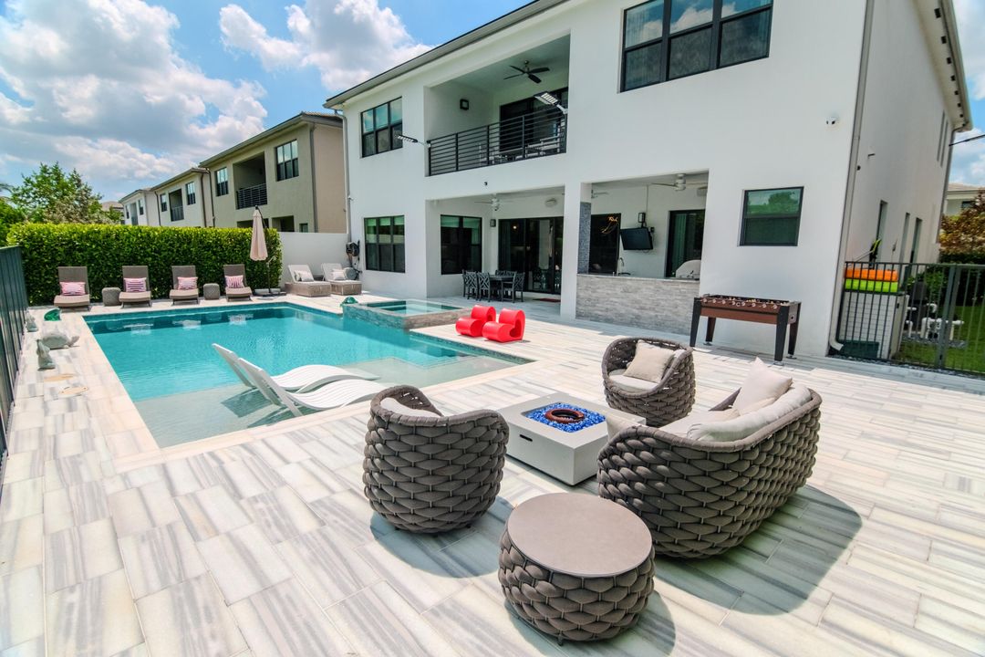 В аренду: $17,900 (5 спален, 6 ванн, 5315 Квадратных фут)