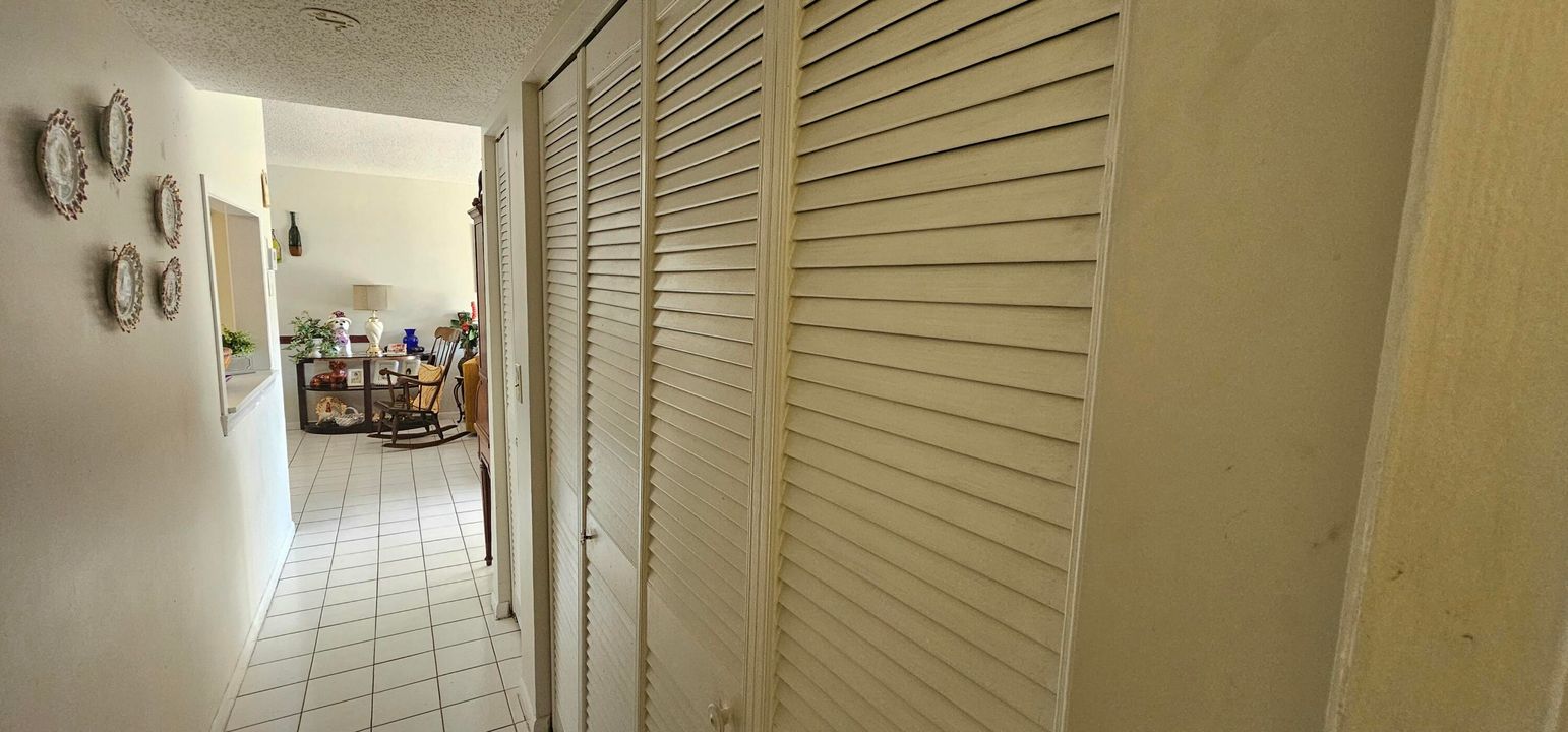 For Sale: $79,900 (1 beds, 1 baths, 901 Square Feet)