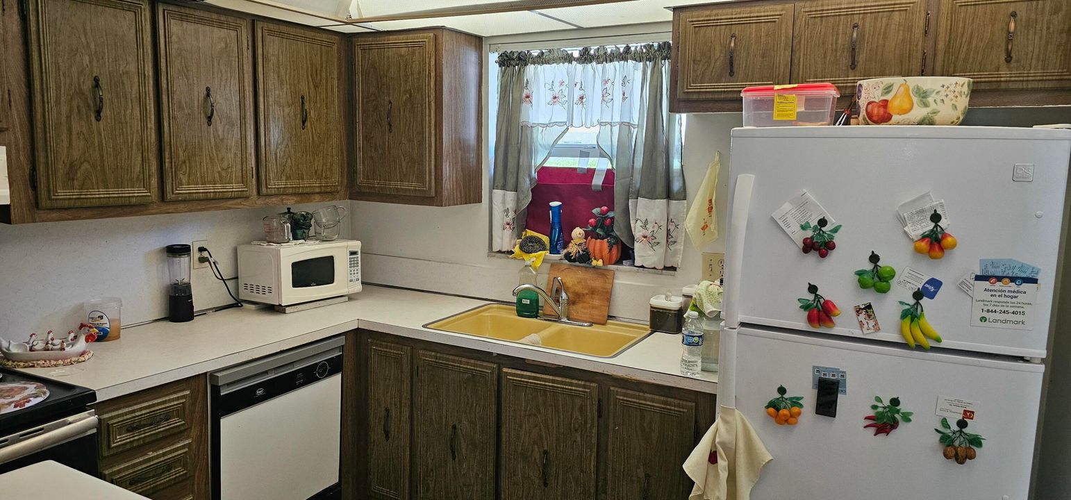 For Sale: $79,900 (1 beds, 1 baths, 901 Square Feet)