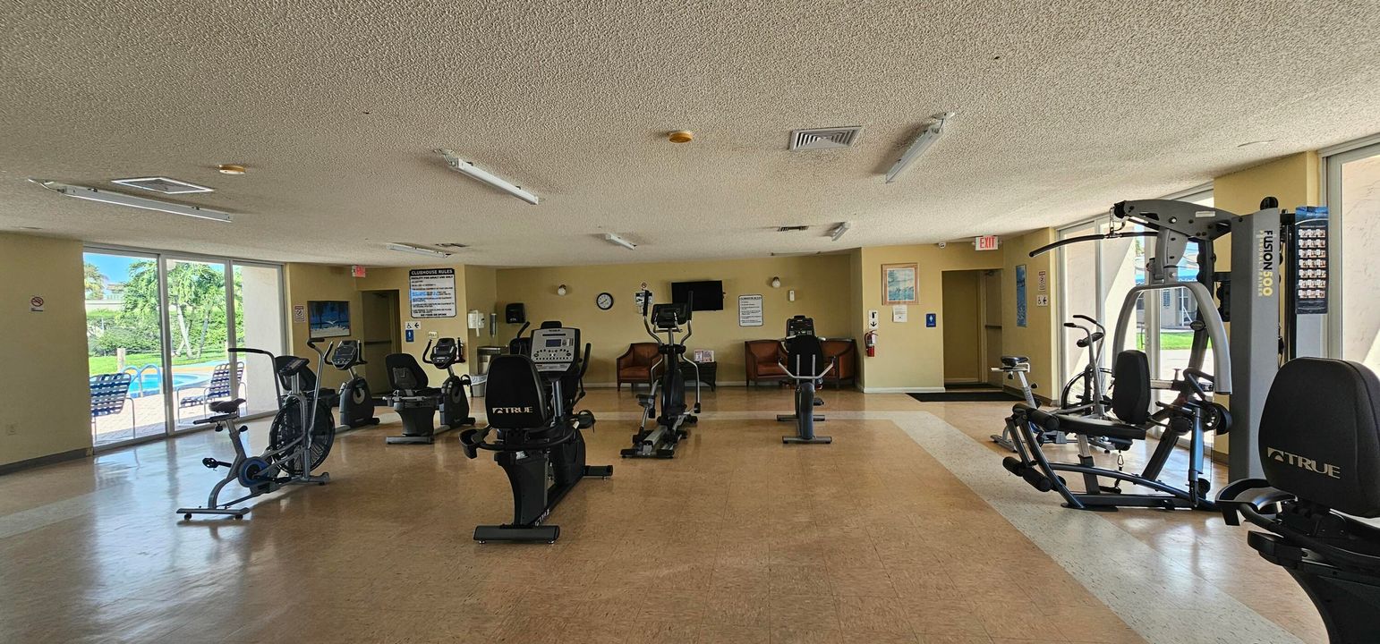 For Sale: $79,900 (1 beds, 1 baths, 901 Square Feet)