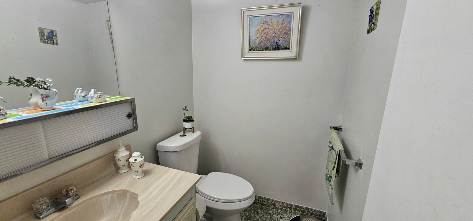 For Sale: $79,900 (1 beds, 1 baths, 901 Square Feet)