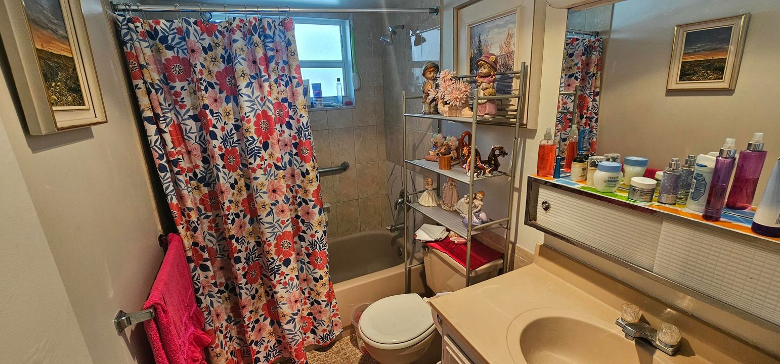 For Sale: $79,900 (1 beds, 1 baths, 901 Square Feet)