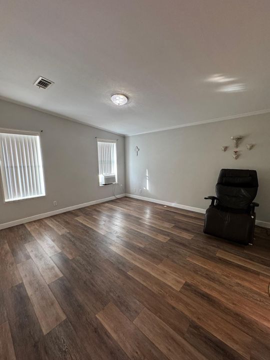 For Sale: $145,000 (5 beds, 4 baths, 1600 Square Feet)