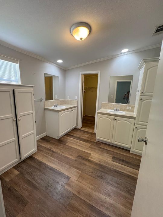 For Sale: $145,000 (5 beds, 4 baths, 1600 Square Feet)