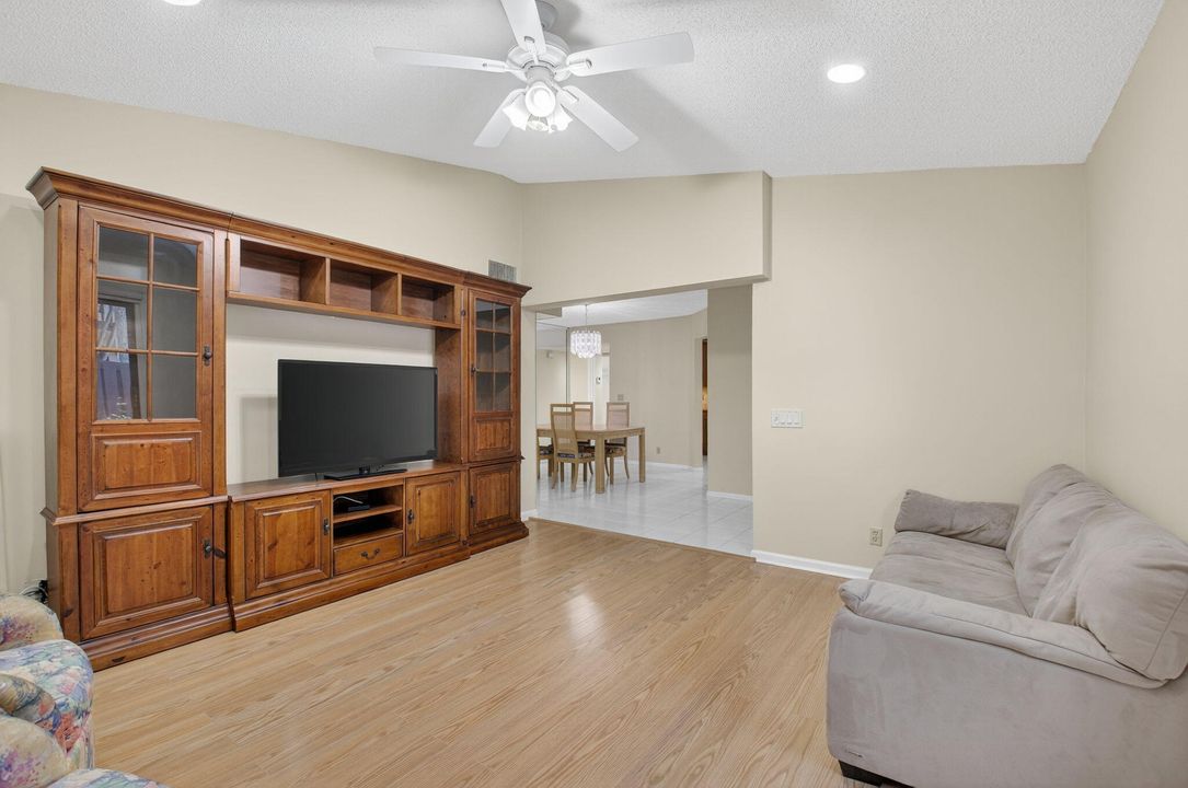 For Sale: $169,900 (2 beds, 2 baths, 1134 Square Feet)