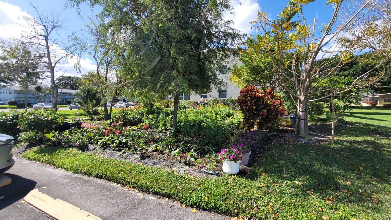 合同活跃: $129,000 (2 贝兹, 1 浴室, 798 平方英尺)