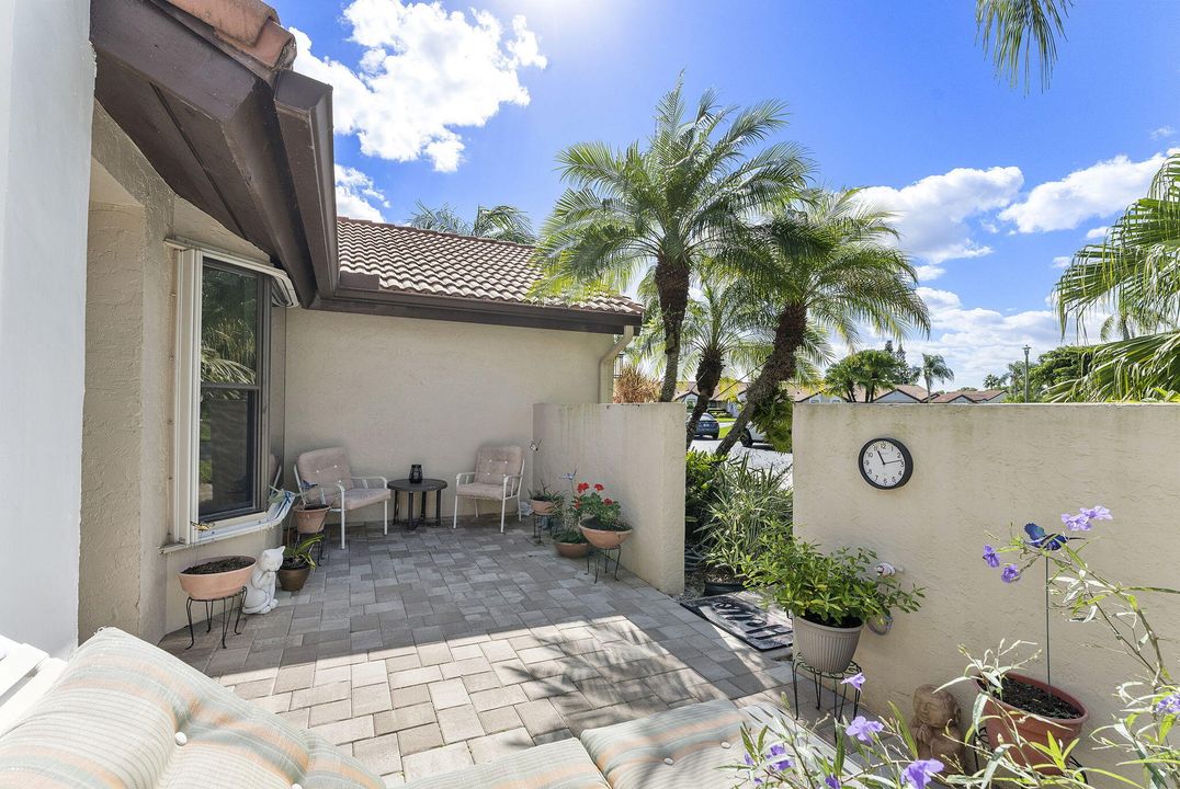 For Sale: $335,000 (2 beds, 2 baths, 1062 Square Feet)