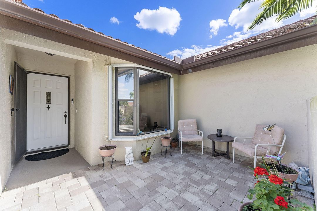 For Sale: $335,000 (2 beds, 2 baths, 1062 Square Feet)