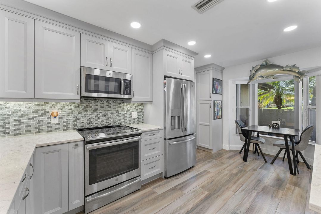 For Sale: $335,000 (2 beds, 2 baths, 1062 Square Feet)