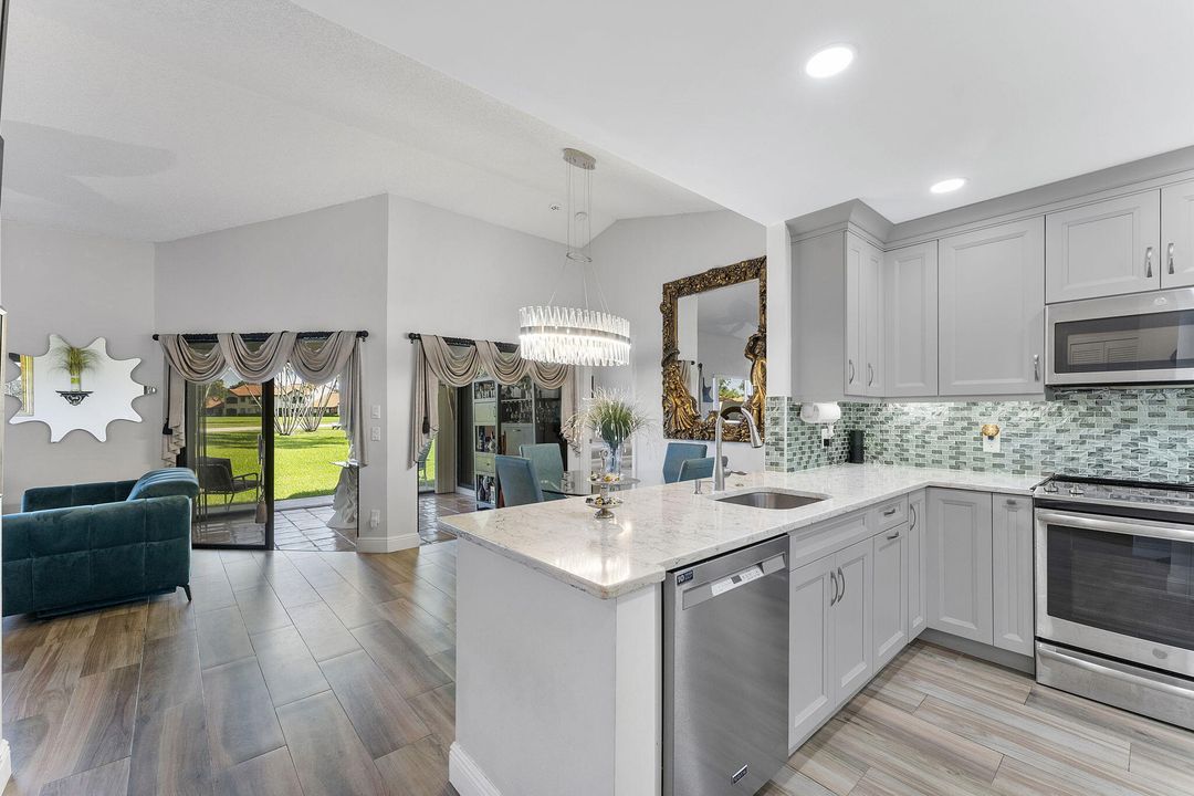 For Sale: $335,000 (2 beds, 2 baths, 1062 Square Feet)