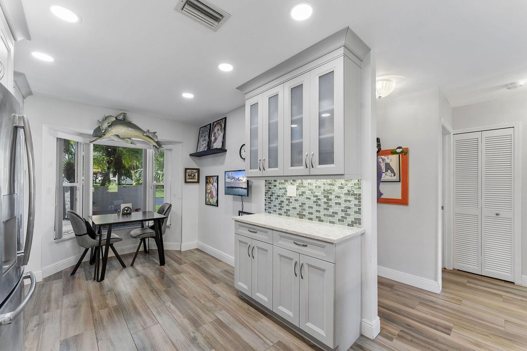 For Sale: $335,000 (2 beds, 2 baths, 1062 Square Feet)